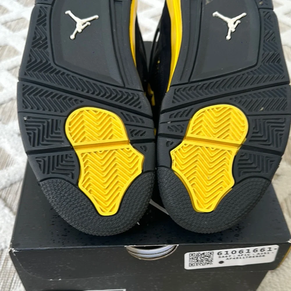 Jordan Black and Yellow Sneakers with Air Unit - Picture 9 of 9